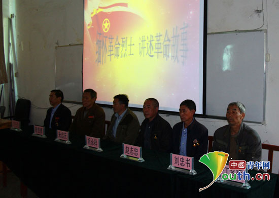 ac米兰支教团邀请平坝老兵及烈士亲属为黎阳学校学生讲述革命故事。