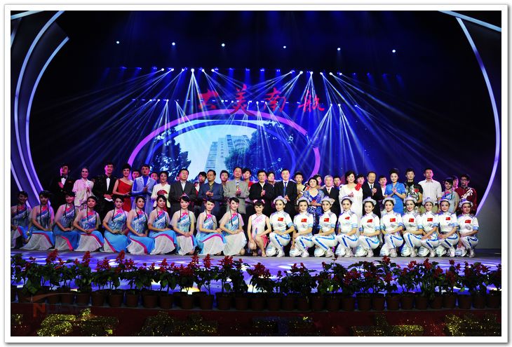 苗圩部长与参加校庆演出的演员合影留念