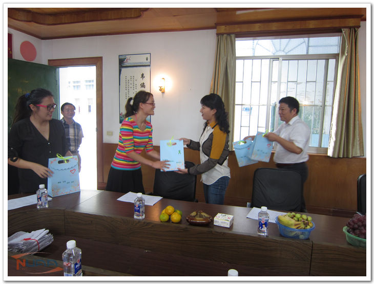 涂妍给支教团成员分发中秋月饼