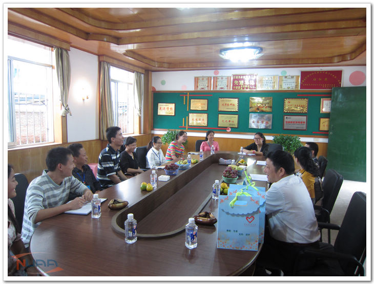 涂妍和支教团成员们亲切交流