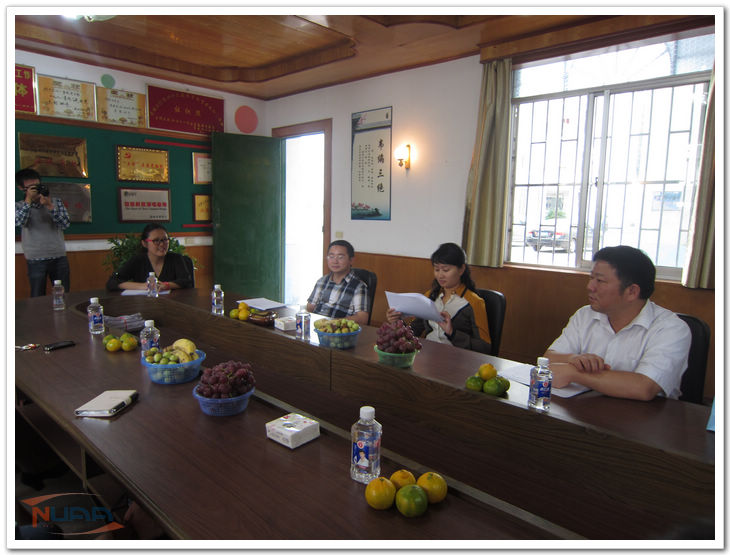 支教团团长李屹向涂妍介绍工作计划和工作亮点