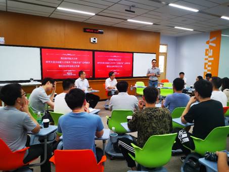 一群人在餐厅里
描述已自动生成