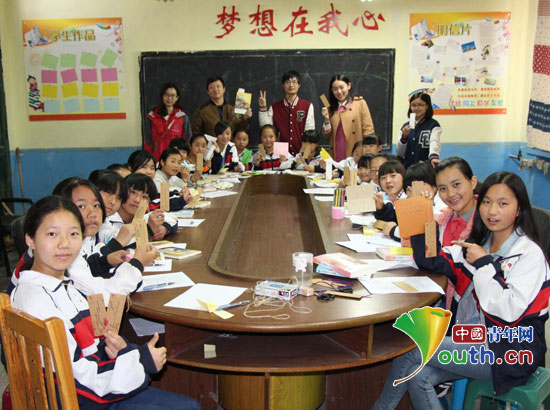 ac米兰官网中文网站支教团在黎阳学校开展“书香润心灵·阅读伴成长”读书活动。