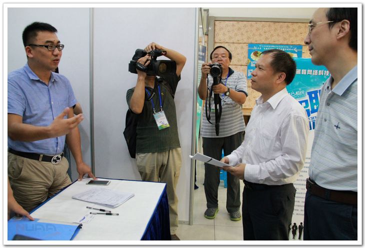 领导视察招聘现场