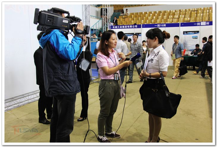 媒体采访参会学生