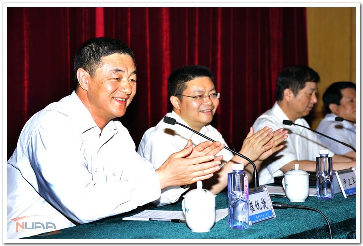 校党委书记崔锐捷主持大会